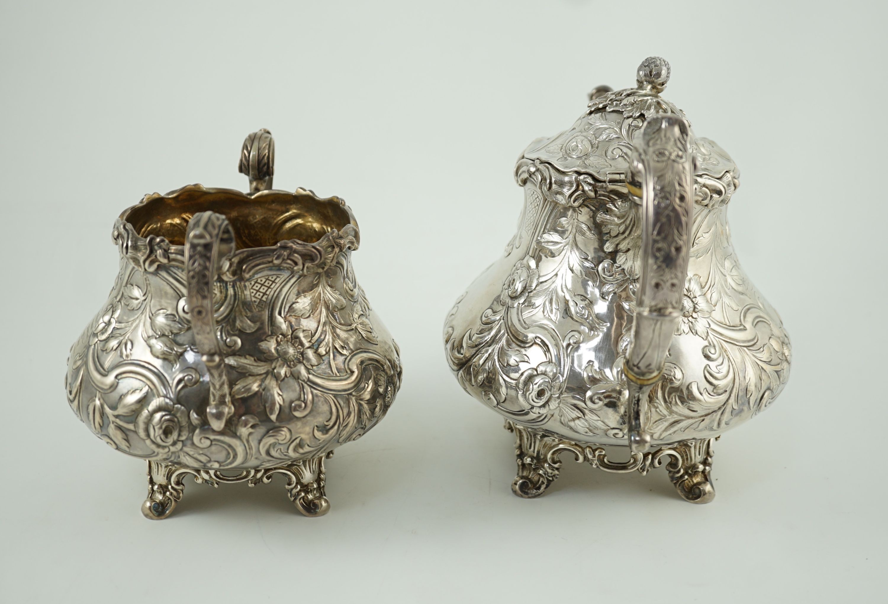 An early Victorian silver teapot and matching sugar bowl, by John Wellby